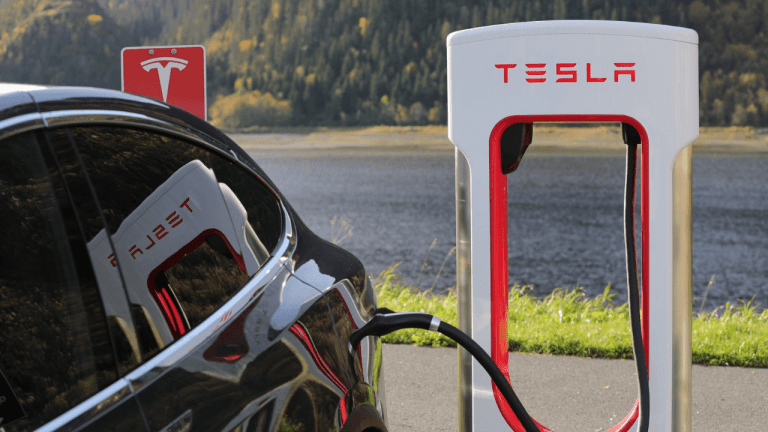 Rental Car Company Moves Towards EVs, Orders 100,000 Teslas