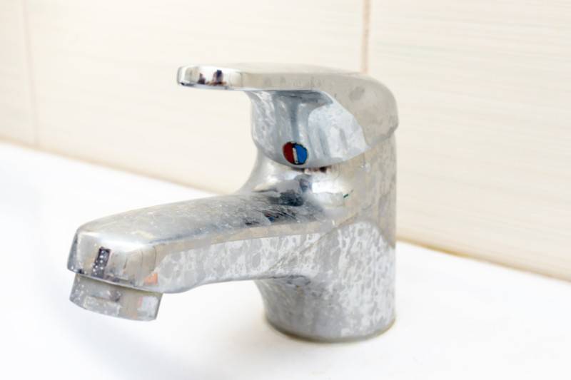 Removing Limescale From Faucets and Sinks with citric acid cleaner