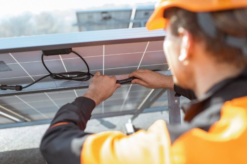 Connecting the solar panel with the generator