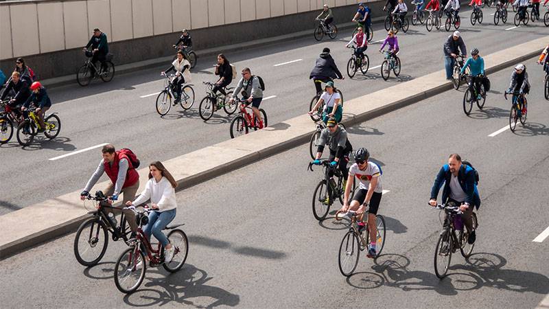 The Impact of Cycling on Urban Traffic and Pollution