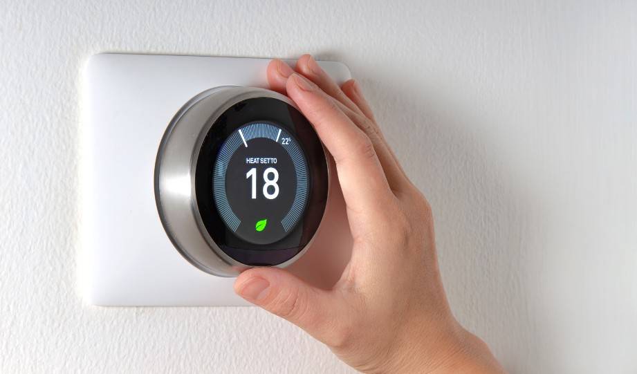 Thermostat With Energy-Saving Features