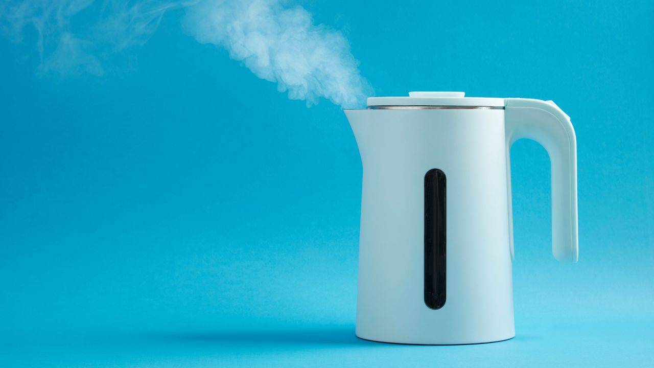 This Smart Kettle Saves Energy Using Water Controls and Temperature Regulators