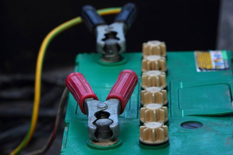 connecting the battery for DIY solar generator